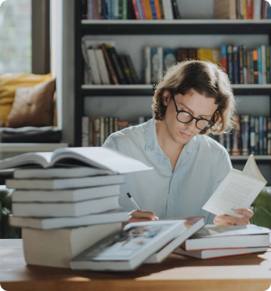 Человек в очках среди кучи книг